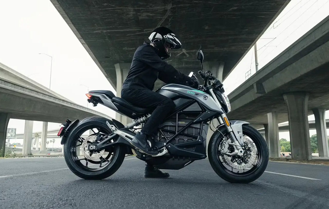 25MY FST STREET S EU ZF14.4+ SILVER MET A1